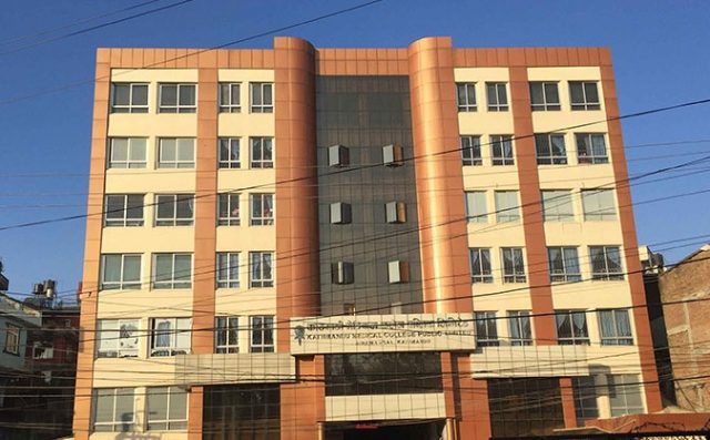 काठमाडौँ मेडिकल कलेजका ४ स्वास्थ्यकर्मीलाई कोरोना संक्रमण