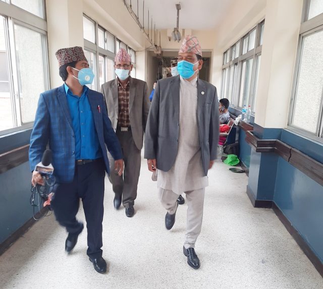 स्वास्थ्य राज्यमन्त्री रावतद्धारा त्रिवि शिक्षण अस्पतालको आकस्मिक निरीक्षण