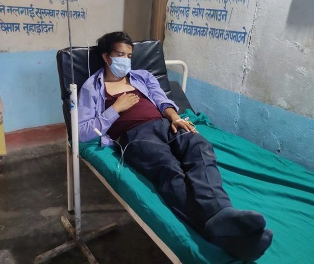 आरडिटी पोजेटिभ देखाएको भन्दै स्वास्थ्यकर्मीमाथि ढुङगामुढा