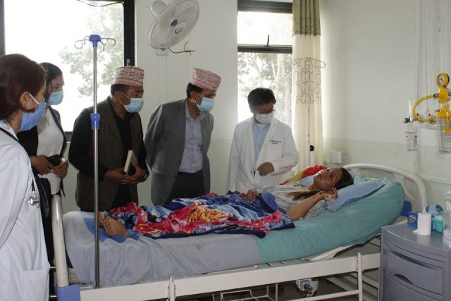 स्वास्थ्य मन्त्री ढकालले तेजाब प्रहारबाट घाइते युवतीलाई भेटे