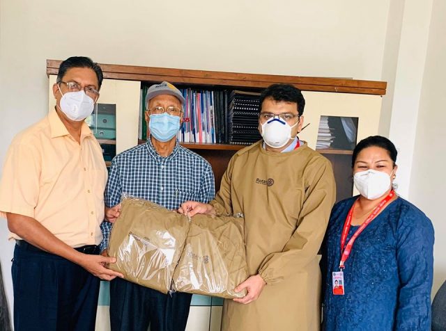 पाटन रोटरी क्लवद्वारा गंगालाल अस्पताललाई २०० थान पीपीई सहयोग