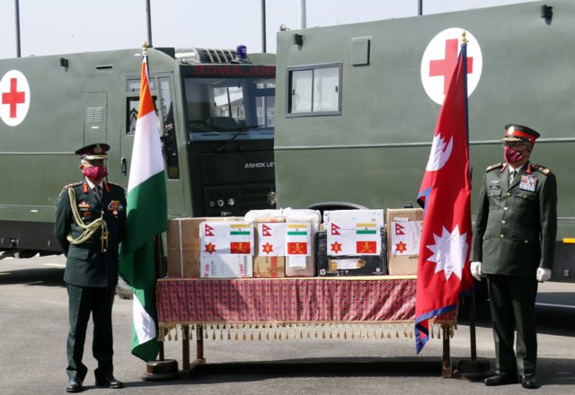 भारतीय सेनाद्वारा स्वास्थ्य सामग्री हस्तान्तरण, नेपाली सेनाले दियो एक लाख मास्क