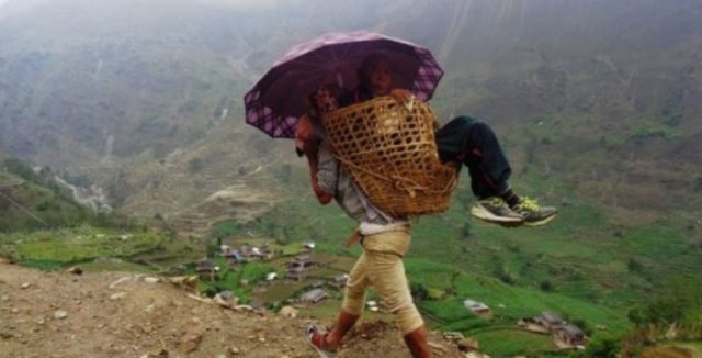 पचास शय्याको अस्पतालमा बिरामी बोक्न डोको