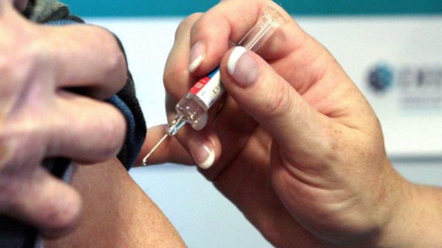फाईजरले बनाएको कोरोनाबिरुद्धको खोप लगाउन बेलायतद्धारा स्विकृति