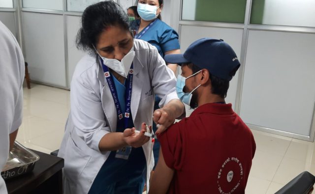 काठमाडौँका ८ अस्पतालमा आज कोरोनाबिरुद्धको खोप लगाइँदै
