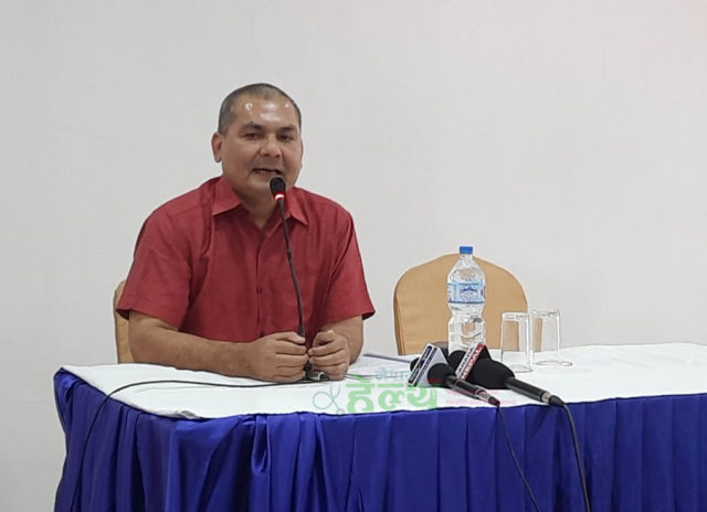 बीएण्डसीका सञ्चालक दुर्गा प्रसाईंले प्रधानमन्त्रीलाई भने, ‘कि सम्वन्धन दिनुहोस, कि लिनुहोस्’