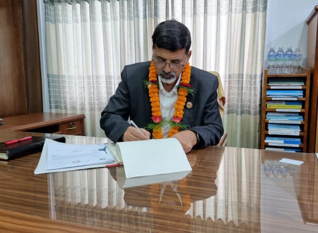 स्वास्थ्यका तीनवटा ‘महत्वपूर्ण’ फाइल सदर गर्दै अर्थमन्त्री शर्माको पदवहाली