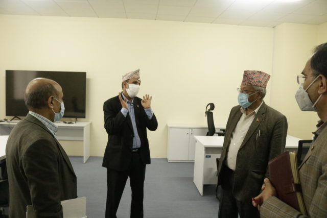 युनिफाईड केन्द्रीय अस्पतालको निरीक्षण गर्दै स्वास्थ्य मन्त्री श्रेष्ठले भने, ‘सम्भावित तेस्रो वेभको तयारीमा जुटनुस्’