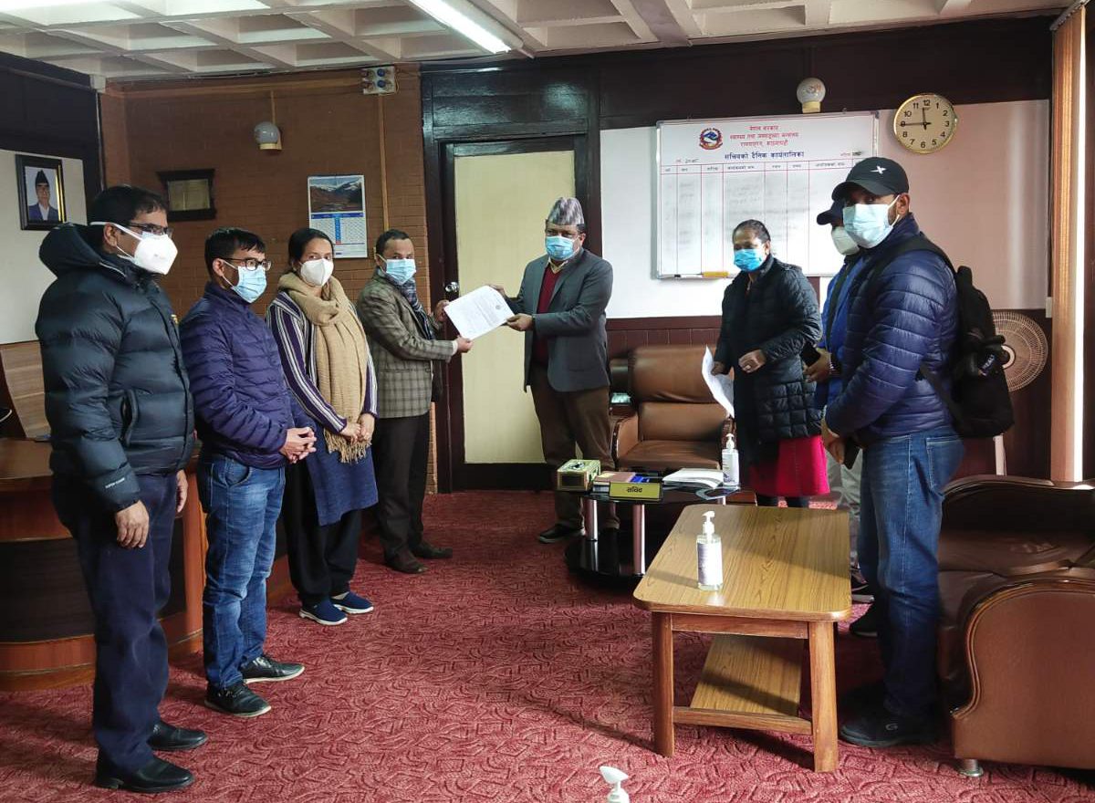 कोरोनाको सन्दर्भलाई लिएर प्रधानमन्त्री देउवालाई राष्ट्रिय स्वास्थ्यकर्मी संघको १५ बुँदे ज्ञापन पत्र