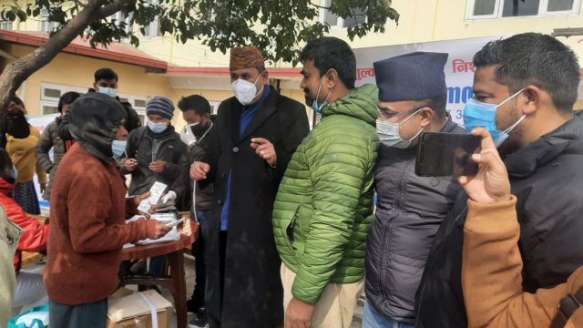 औषधि व्यवस्था विभागको गेटमा नि:शुल्क सिटामोल र मास्क बितरण
