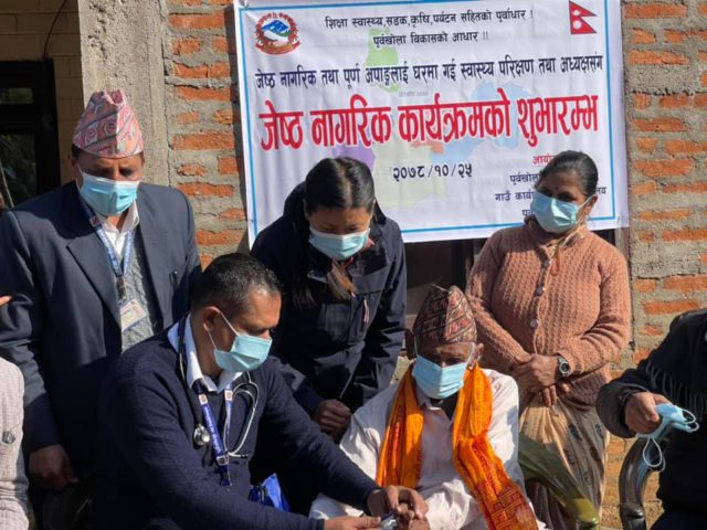 पूर्वखोलामा  ७० वर्ष माथिका जेष्ठ नागरिकको घर घरमै पुगेर स्वास्थ्य परीक्षण