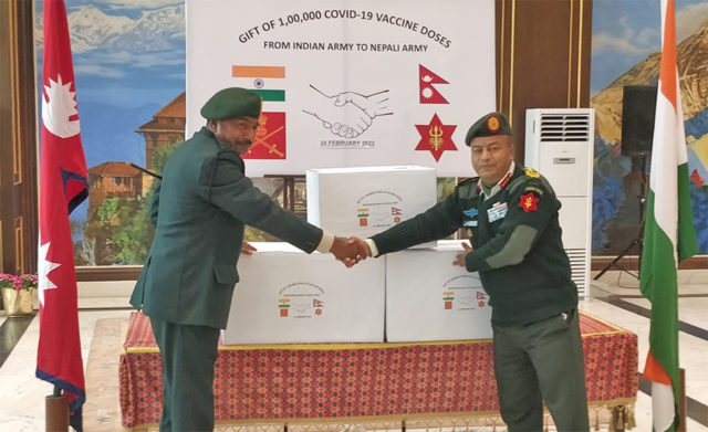 भारतीय सेनाले नेपाली सेनालाई दियो एक लाख डोज कोभिडविरुद्धको खोप