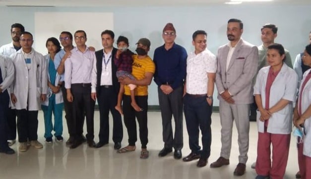 पाँच बर्षीय बालकको छिनिएको हात ट्रमा सेन्टरका चिकित्सकले जोडिदिए