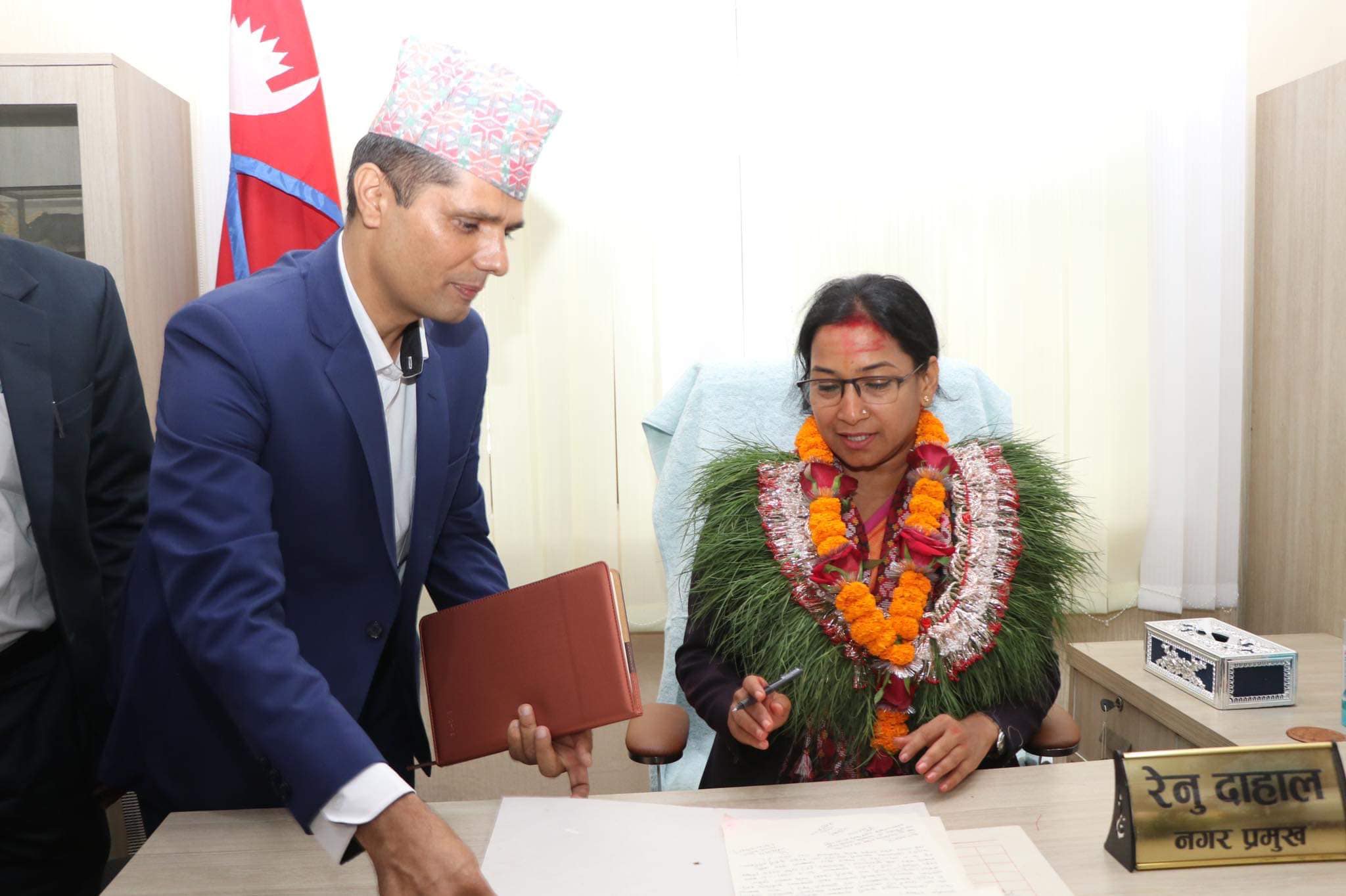 भरतपुर महानगरपालिका प्रमुखको पहिलो निर्णय : छोरीको निशुल्क बीमा, नगरबासीलाई खानेपानी निशुल्क