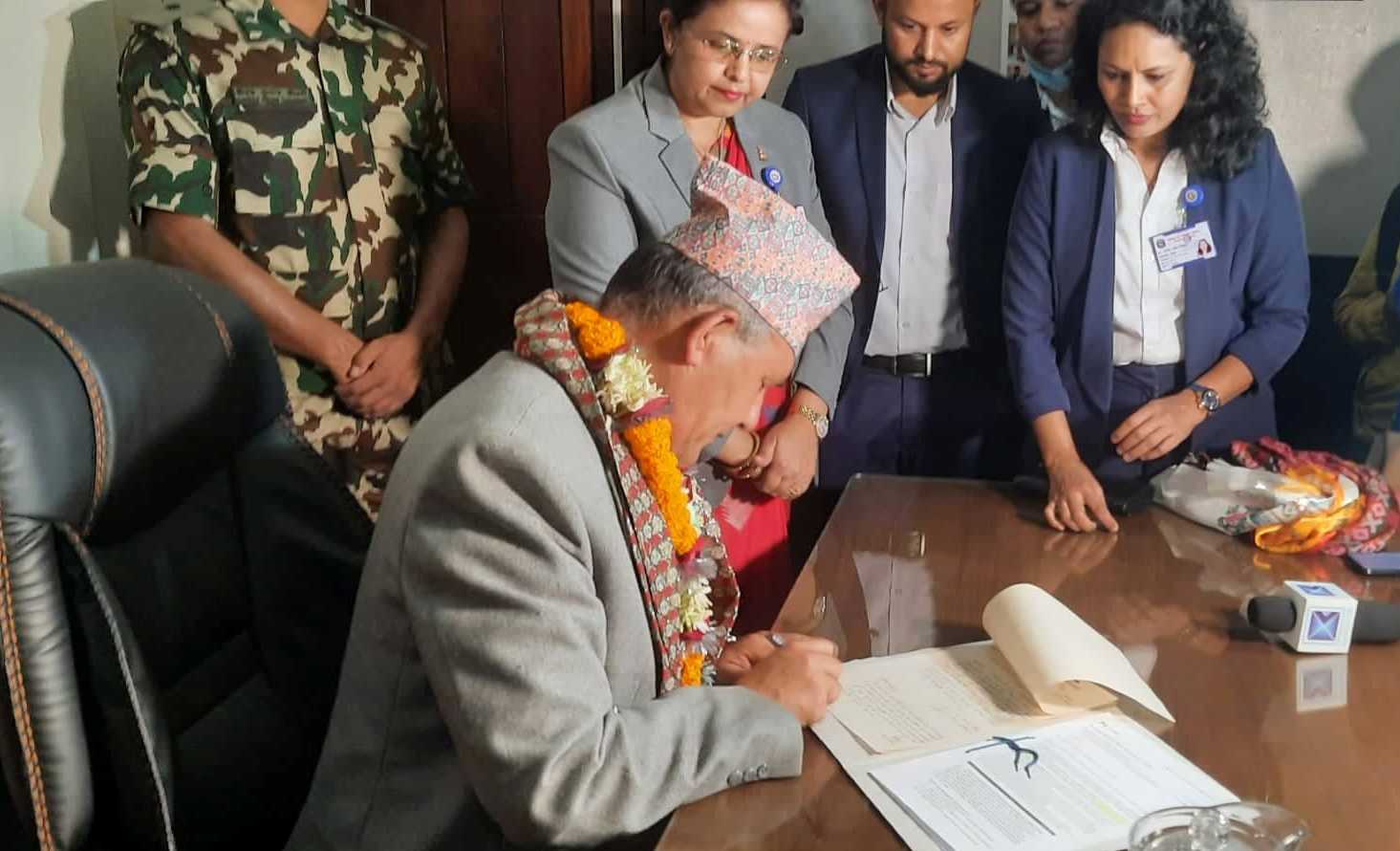 नवनियुक्त स्वास्थ्यमन्त्री भवानीप्रसाद खापुङद्धारा पदभार ग्रहण