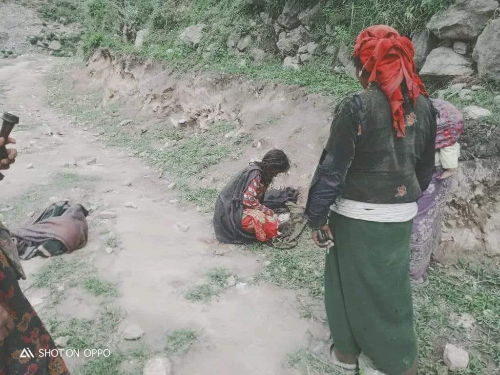 स्वास्थ्य संस्थामा स्वास्थ्यकर्मी नभेटिएपछि घर फर्काइएकी गर्भवती बाटोमै सुत्केरी