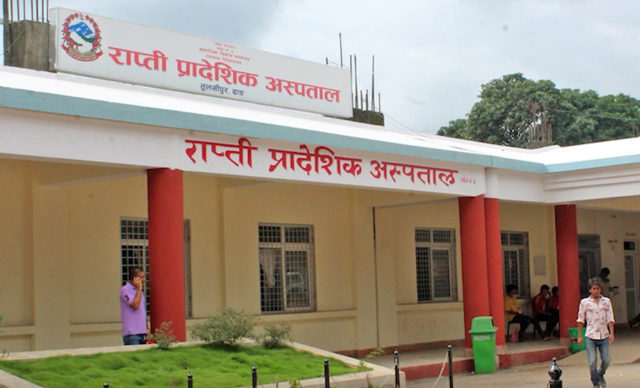 बिरामीलाई विश्वास दिलाउन डाक्टर छोरीले गरिन् आफ्नै आमाको शल्यक्रिया