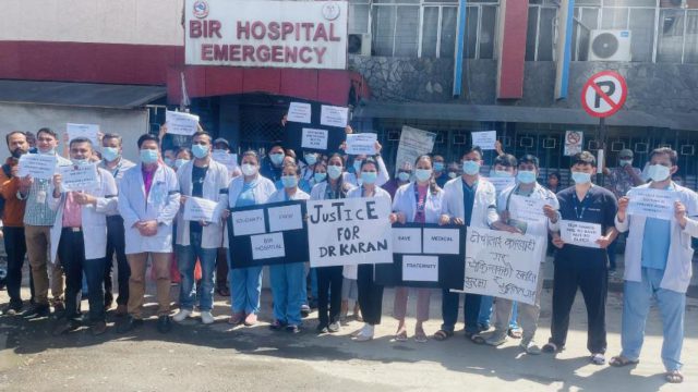 कर्णालीमा चिकित्सक कुटिएको घटनाको विरोधमा उत्रिए वीरका चिकित्सक