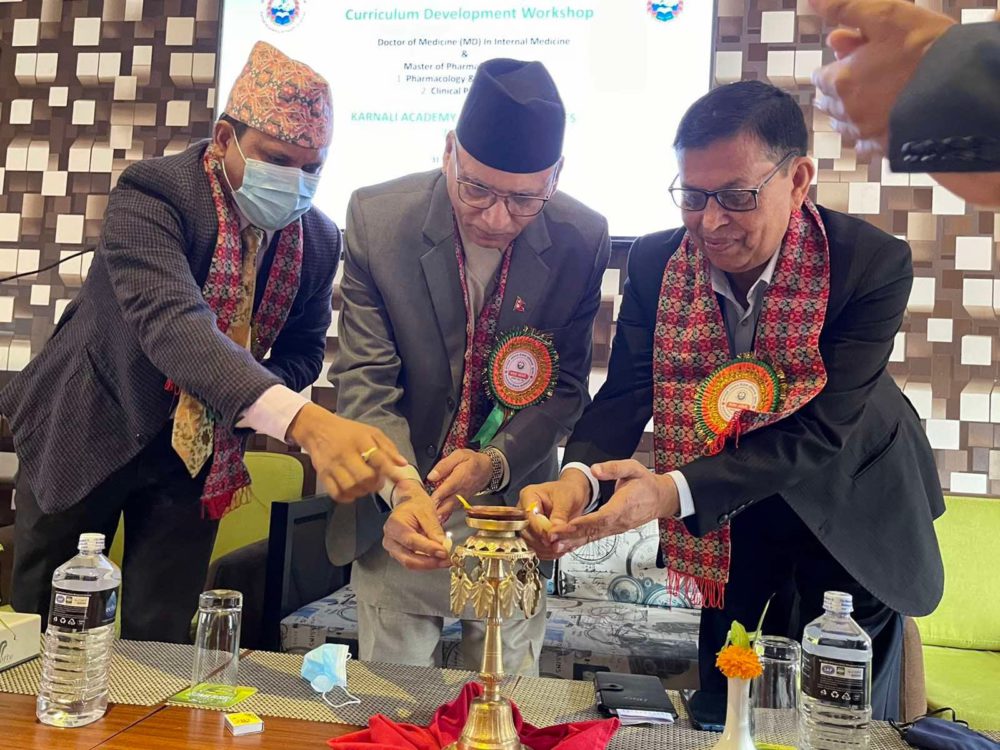 एमडी र एमफार्म अध्यापनका लागि तयारी गर्दै कर्णाली स्वास्थ्य विज्ञान प्रतिष्ठान