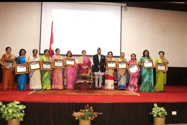 यी हुन् आज राष्ट्रपतिको हातबाट सम्मान प्राप्त गरेका १५ जना महिला चिकित्सक