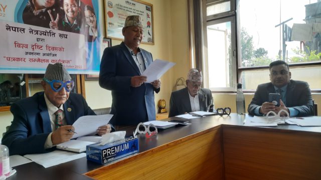 आँखाको क्षेत्रमा उल्लेखनीय योगदान गर्ने छ जना व्यक्ति तथा संस्थालाई नेत्रज्योति संघको सम्मान