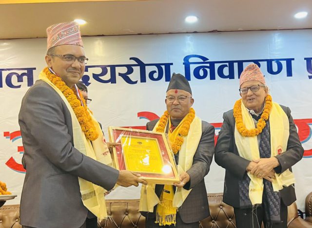 डा. ओममूर्ति अनिललाई यसवर्षको मृगेन्द्र सम्झना चिकित्सा गुठी ‘ओरेसन’ सम्मान