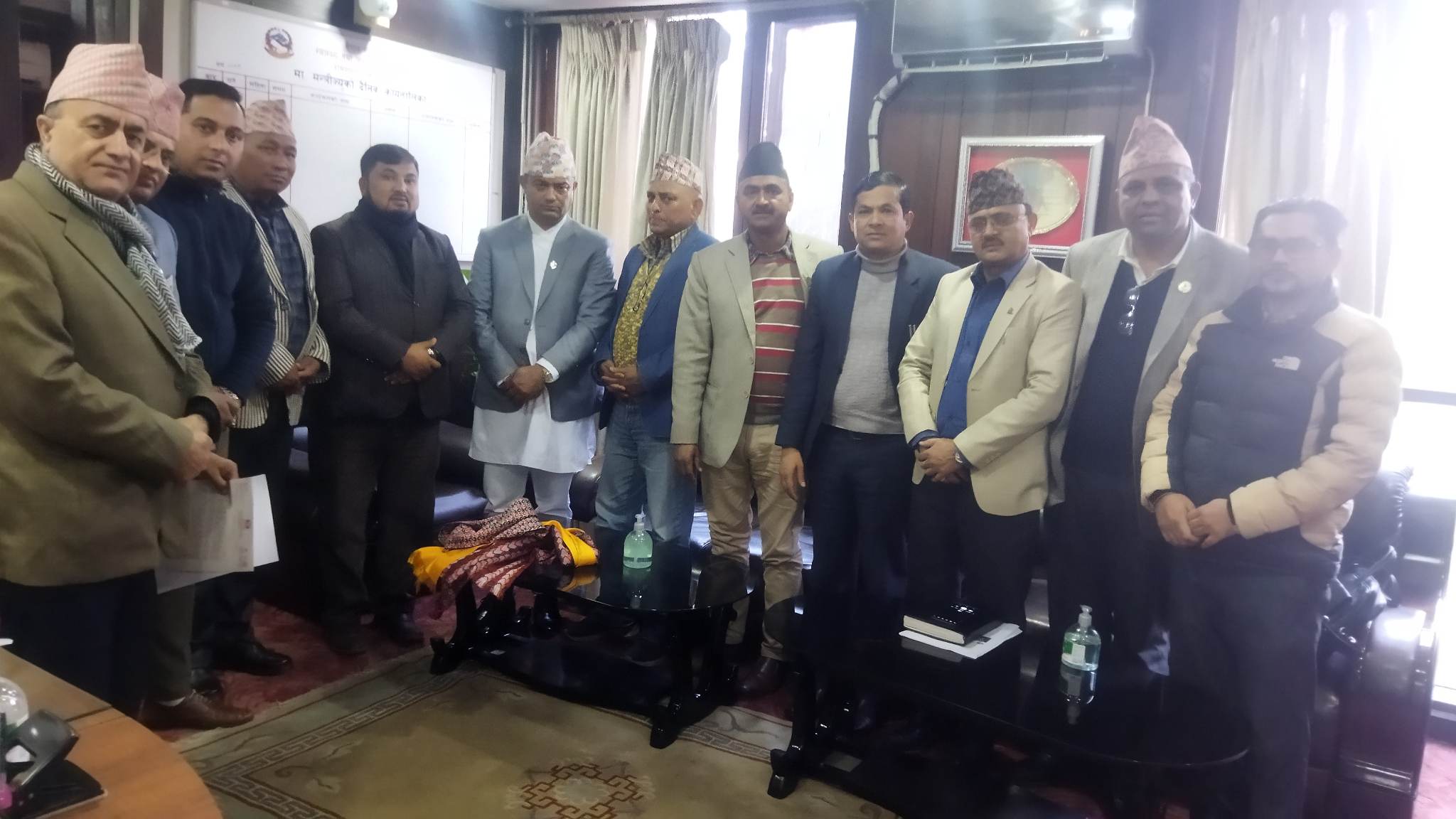 स्वास्थ्य बीमा कार्यक्रममा देखिएको समस्या सुनाउन स्वास्थ्य मन्त्री गिरीसंग पुगे पाल्पाली सांसद