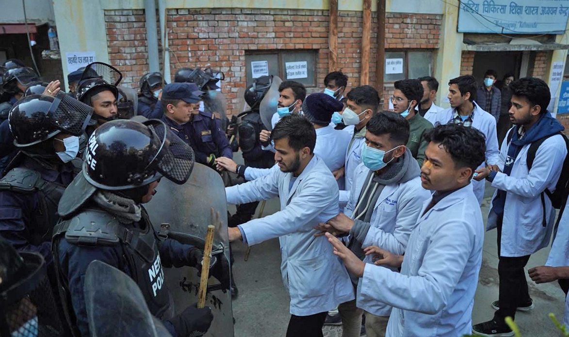 आईओएमका विद्यार्थी र प्रहरीबीच झडप