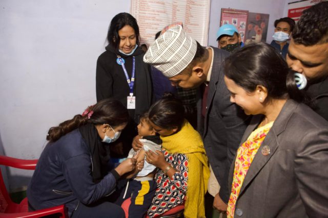 दादुरा प्रभावित नेपालगञ्ज क्षेत्रमा पुगे स्वास्थ्य मन्त्री गिरी