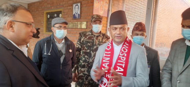 मन्त्रालय सम्हाले लगत्तै कान्ति अस्पतालको अनुगमनमा पुगे स्वास्थ्य मन्त्री गिरी, सेवा चुस्त बनाउन निर्देशन