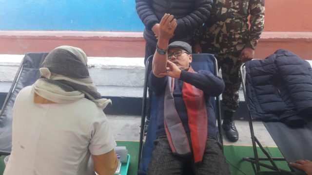 उपप्रधान एवं उर्जा मन्त्री लिङदेनद्धारा रक्तदान