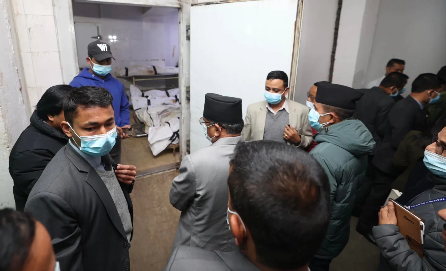 जहाज दुर्घटनामा ज्यान गुमाएका यात्रुका परिवार भेट्न प्रधानमन्त्री प्रचण्ड टिचिङ अस्पतालमा