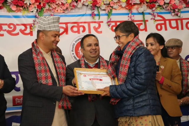 भगवती तिमिल्सिनालाई यसवर्षको ‘क्रियाशिल स्वास्थ्य पत्रकारिता पुरस्कार’