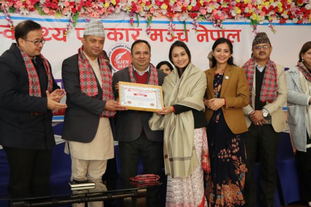 स्वास्थ्य पत्रकार मञ्च नेपालद्धारा सांसद निशा डाँगीलाई सम्मान