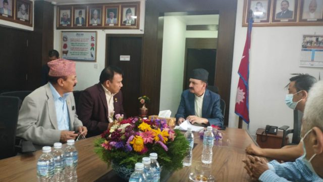सुर्तीजन्य पदार्थमा कर बढाइयोस् भन्दै अर्थमन्त्री महतको ध्यानाकर्षण