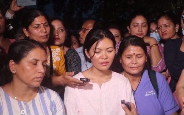 विवादमा परेकी गिभिना मगरले नर्सहरुसंग माफी मागिन्,  भनिन् ‘म बाट भुल भयो’