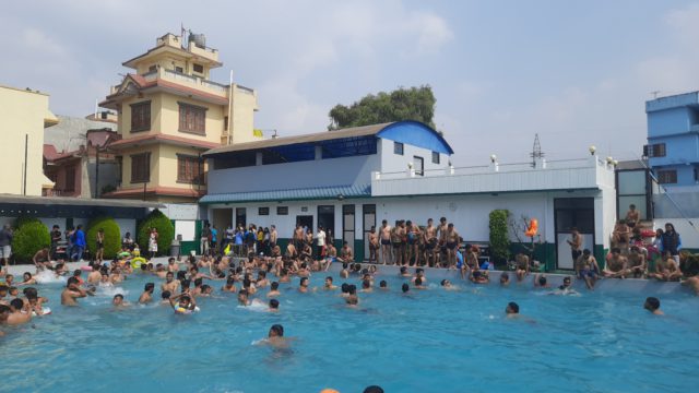 गर्मी बढ्दा स्विमिङ पुलमा भिड