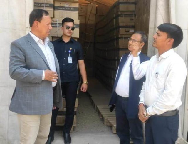 स्वास्थ्य मन्त्री बस्नेतले गरे हेटौडा अस्पताल र मेडिकल स्टोर पथलैयाको निरीक्षण