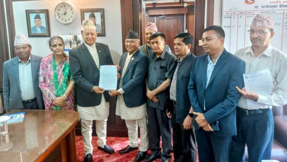 स्वास्थ्य मन्त्री बस्नेतलाई एमाले स्वास्थ्य विभागको ११ बुँदे ज्ञापन पत्र