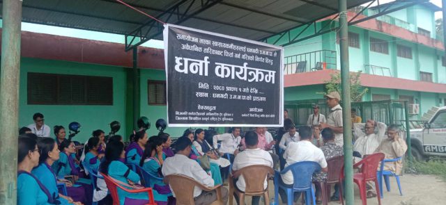 हाजिर गर्न नपाएपछि धनगढी उपमहानगरका स्वास्थ्यकर्मीहरु आन्दोलित