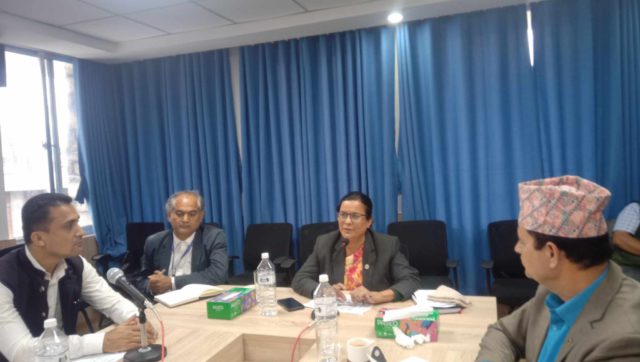 अस्पतालमा बिरामीको चाप घटाउने गरी काम गर्नु : मन्त्री सिंखडा