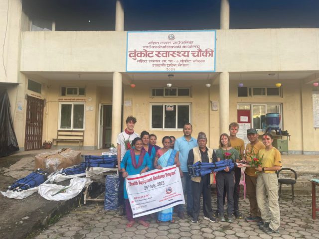 गोरखाका स्वास्थ्य संस्थालाई १५ लाख ५० हजार बराबरको स्वास्थ्य सामाग्री सहयोग