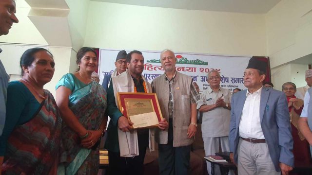 यस वर्षको साहित्य सन्ध्या कृबा पुरस्कार बरिष्ठ स्नायु तथा नशा रोग विशेषज्ञ डा बसन्त पन्तलाई