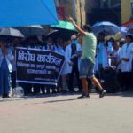 कुटपिटको घटना बढेपछि आवासीय चिकित्सकहरु आजपनि सडकमा