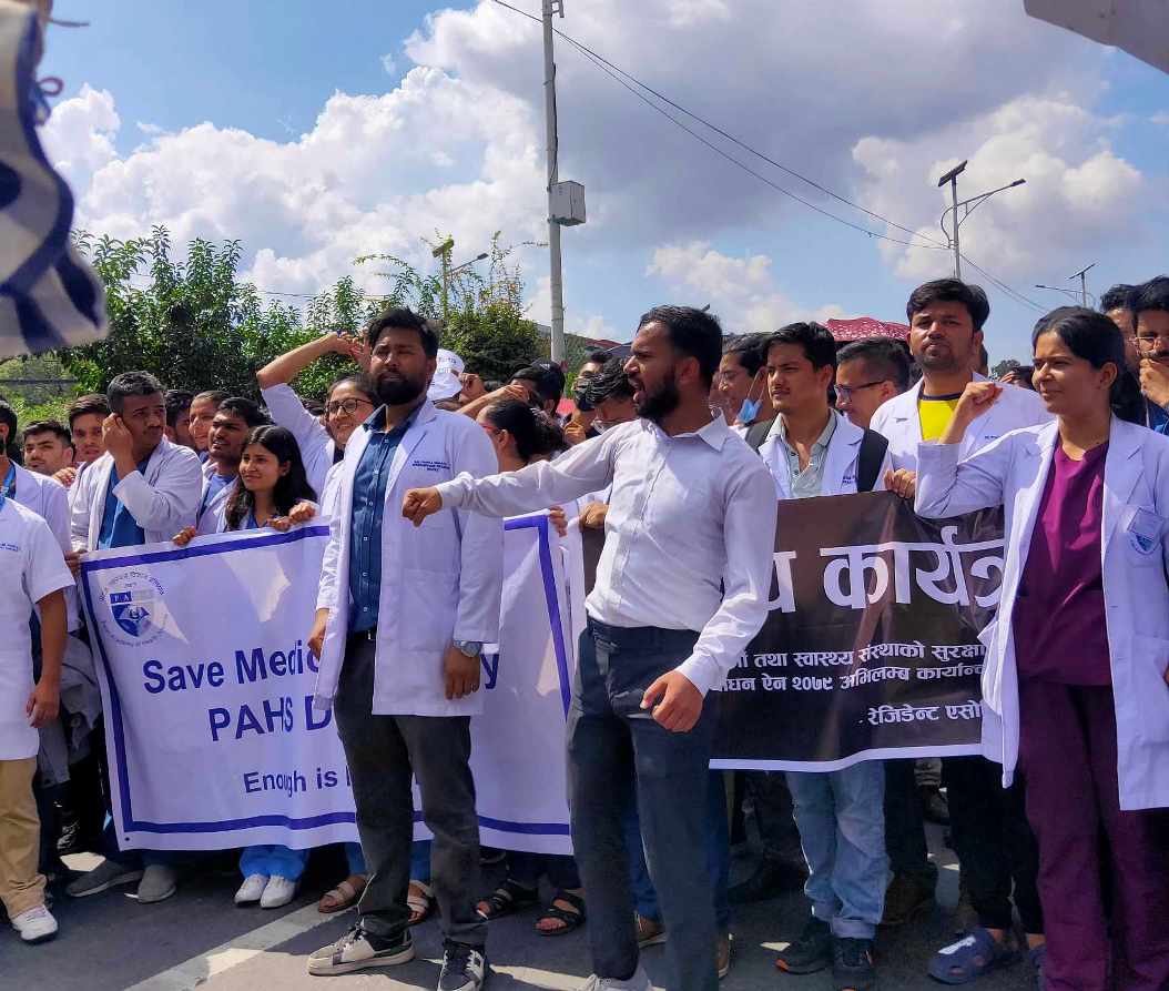चिकित्सकमाथि हातपात बढेको भन्दै त्रिवि शिक्षण अस्पतालका चिकित्सकद्धारा बिरोध प्रदर्शन
