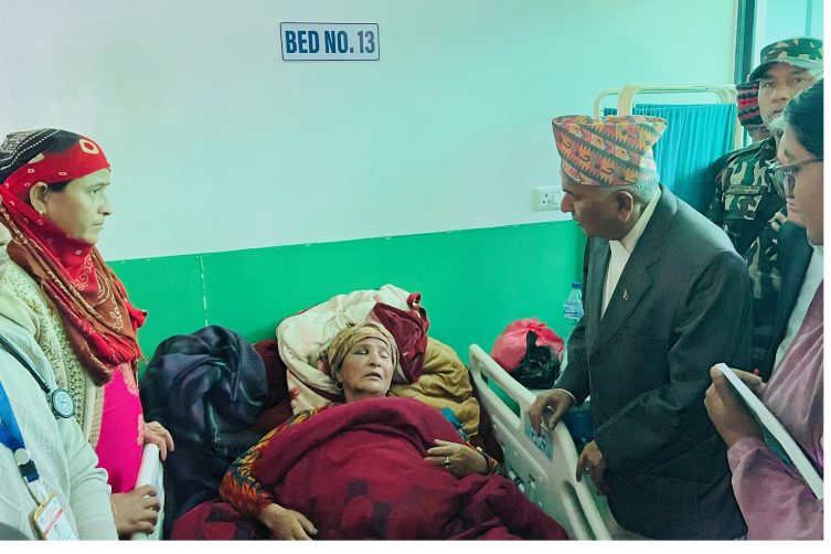 घाइतेहरूको अवस्थाबारे जानकारी लिन राष्ट्रपति पौडेल पुगे जाजरकोट अस्पताल