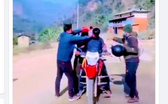 म्याद गुज्रेको औषधि खुवाएको भन्दै राजनीतिक दलका कार्यकर्ताले गाउँपालिका स्वास्थ्य शाखा प्रमुख माथि कालोमोसो दले (भिडियो)