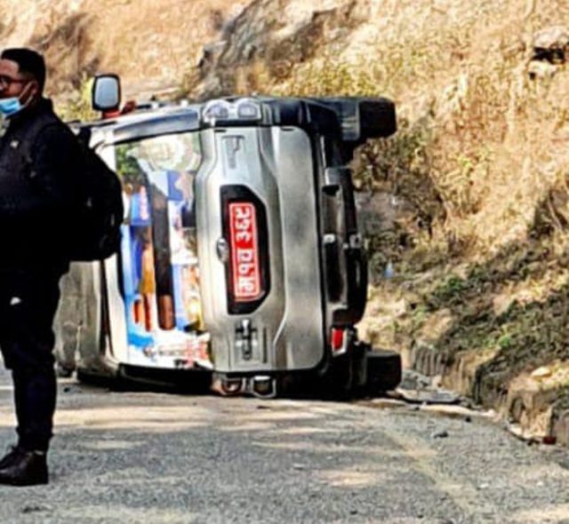 एमाले महासचिव शंकर पोखरेल सवार गाडी दुर्घटना
