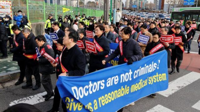 दक्षिण कोरियामा हजारौँ चिकित्सक सडकमा, तत्काल काममा नफर्किए पक्राउ गर्ने सरकारको चेतावनी