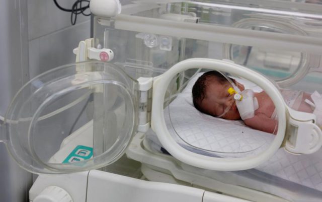 इजरेली हमलामा मृत्यु भएकी महिलाको गर्भबाट शिशुलाई जीवितै निकालियो